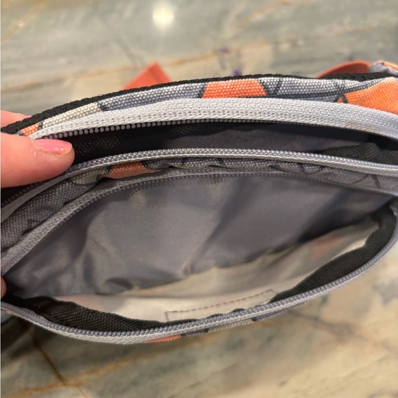Like New Kavu side/fanny pack - Picture 4 of 4